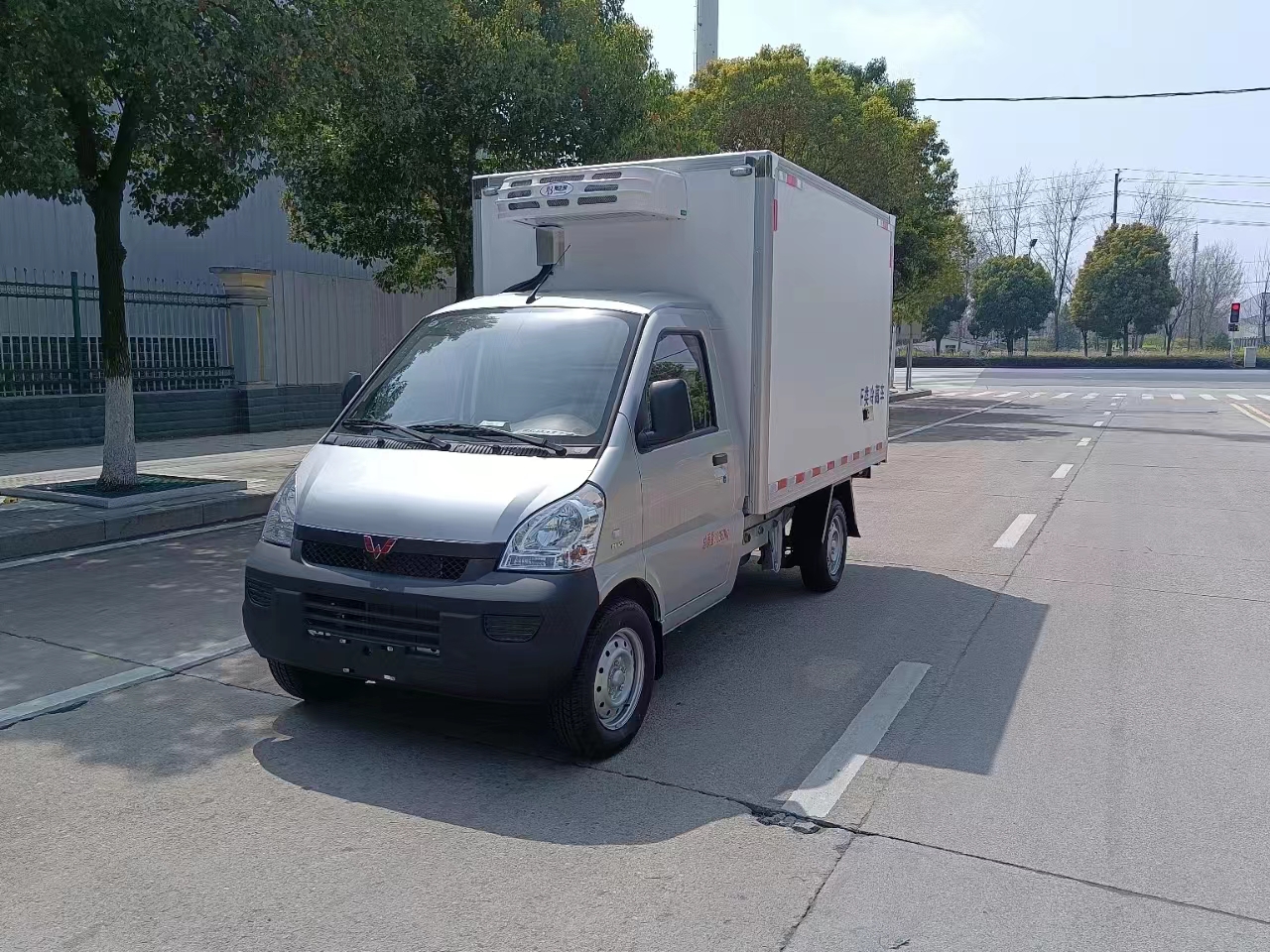 國(guó)六柳州五菱廂式2米5冷藏車
